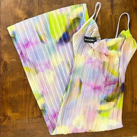 PrettyLittle Thing PLUS SIZE Lilac Watercolor Pisse Maxi Dress - Picture 2 of 5